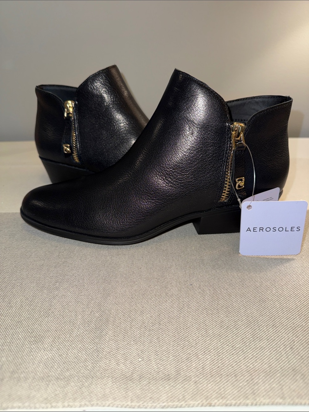NWT Aerosoles size 7 Black Leather Side-Zip Ankle Booties with Gold Hardware
